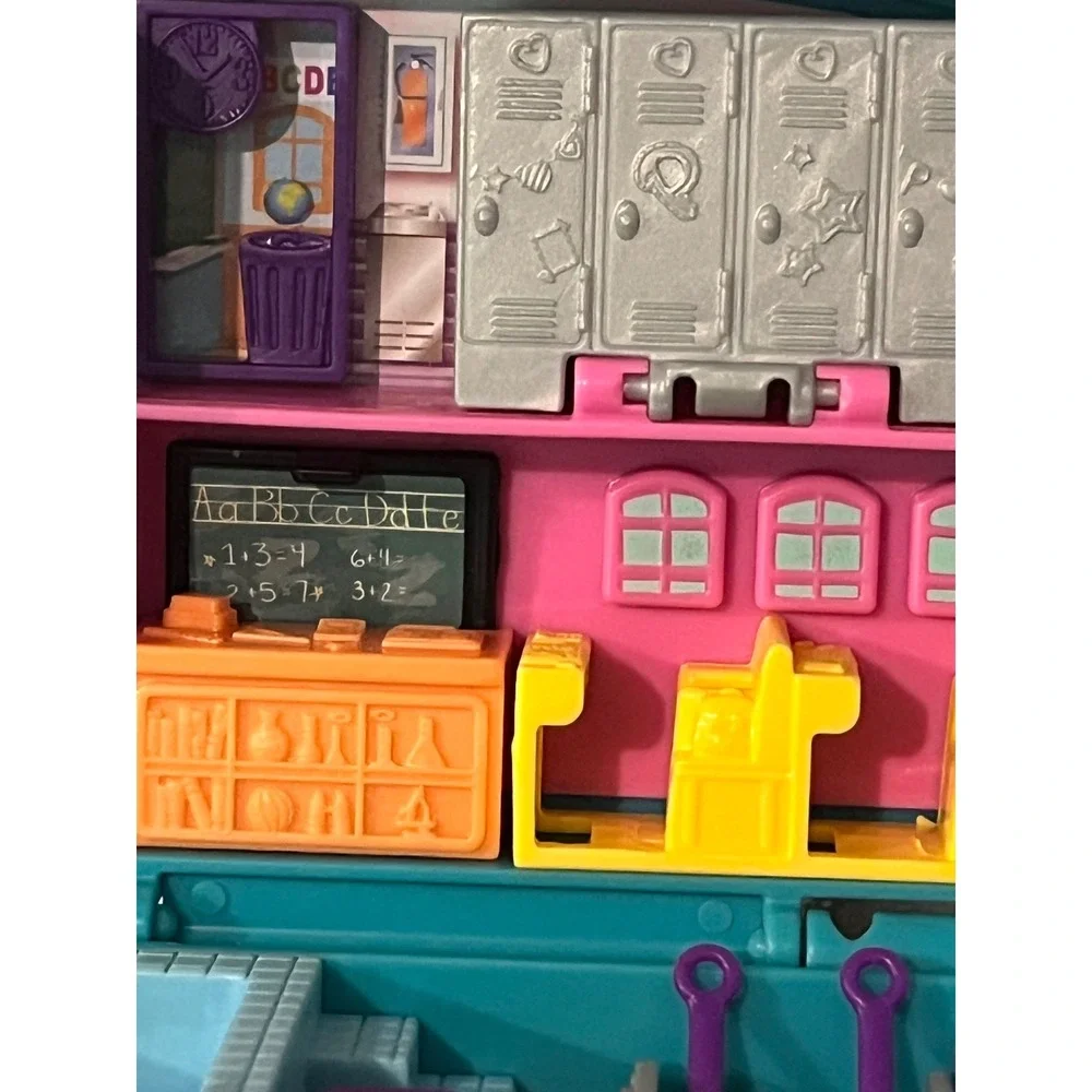Polly Pocket Mini Middle School compact playset Includes one Polly